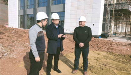 遂寧興業(yè)集團(tuán)黨委副書記、監(jiān)事會(huì)主席、工會(huì)主席石鎮(zhèn)槐深入遂寧市興學(xué)商務(wù)中心項(xiàng)目、公共衛(wèi)生臨床醫(yī)療中心一期項(xiàng)目進(jìn)行實(shí)地巡查